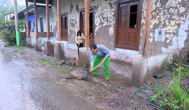 Preocupados. Vecinos trabajan y limpian las quebradas. Foto: Javier Quispe