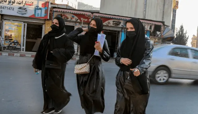 Estudiantes expulsadas de la Universidad de Kabul. Foto: EFE