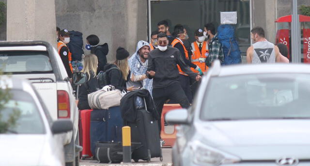 Turistas israelíes celebraron efusivamente el poder retornar a su país. Foto: Diario Correo.