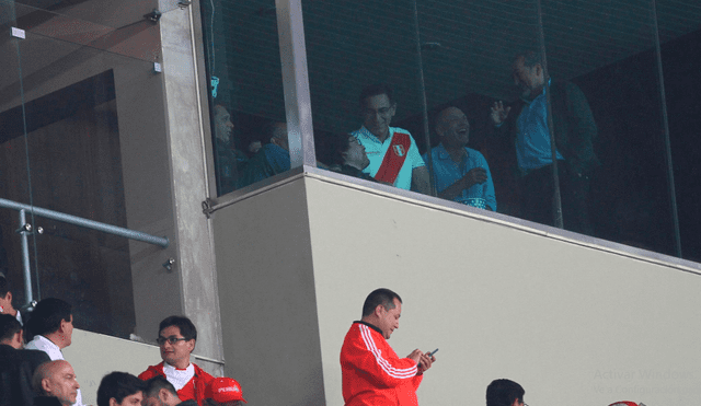 Martín Vizcarra en el estadio Nacional viendo un partido de la selección peruana. | Foto: GLR