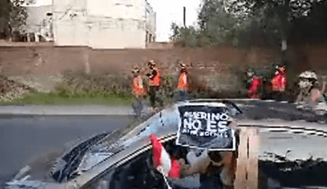 Los vehículos recorrían las calles de Lima con banderas y pancartas con mensajes de rechazo hacia el Gobierno de facto de Manuel Merino. Foto: Captura/difusión.