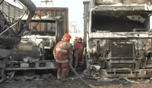 Incendio acabó con 9 camiones de cochera informal en Los Olivos [VIDEO]