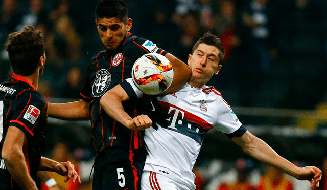 Eintracht Frankfurt, ex club de Carlos Zambrano, recordó los duelos del peruano con Robert Lewandowski. (FOTO: AFP).