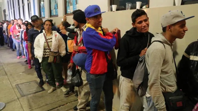 Venezolanos sin pasaporte permanecen en la frontera a la espera de poder ingresar al Perú