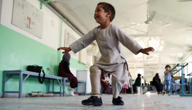 Un niño perdió su pierna en pleno conflicto de Afganistán: hoy baila con su pierna nueva [VIDEO]