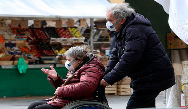 Una pareja en Padua, Italia. Reportan que las personas mayores de 60 años son relegados en los centros de salud. Foto: EFE