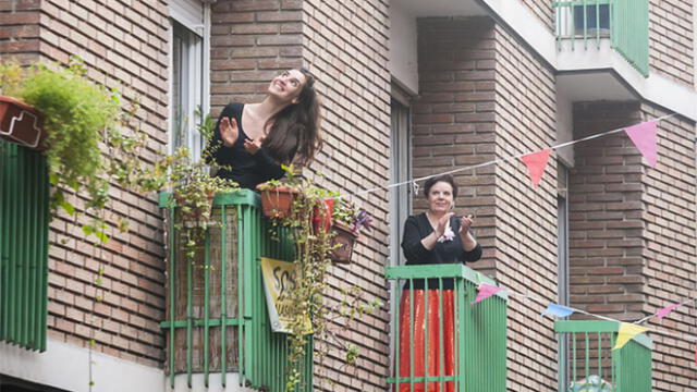 Este año, por la cuarentena a causa del coronavirus, las celebraciones del Dos de Mayo serán desde los balcones. (Foto: Chema Barroso)
