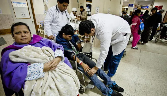Peruanos enfrentan crisis en emergencia médica