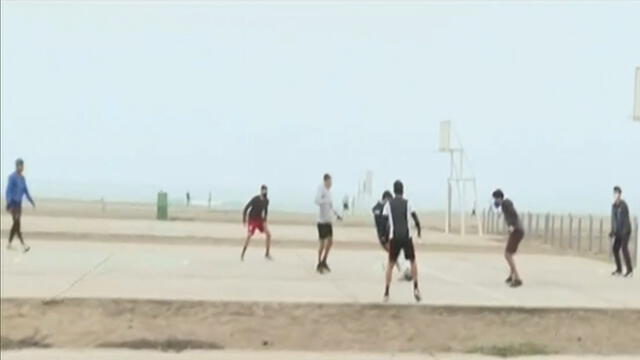 Jovencitos fueron sorprendidos en una loza de la playa 'Las Sombrillas'. (Foto: Captura de video / Mujeres al Mando)