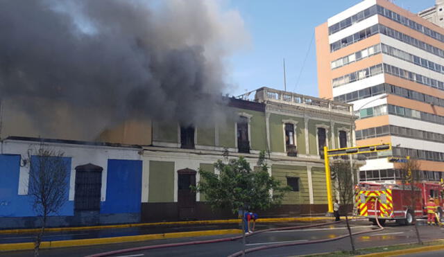 Se registra incendio en casona de la avenida Tacna en Cercado [VIDEO]