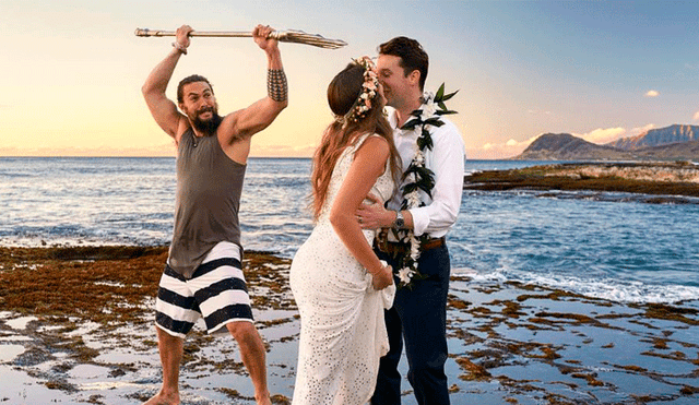 Facebook: Aquaman se vuelve viral al invadir sesión de fotos de novios en Hawaii [FOTOS]