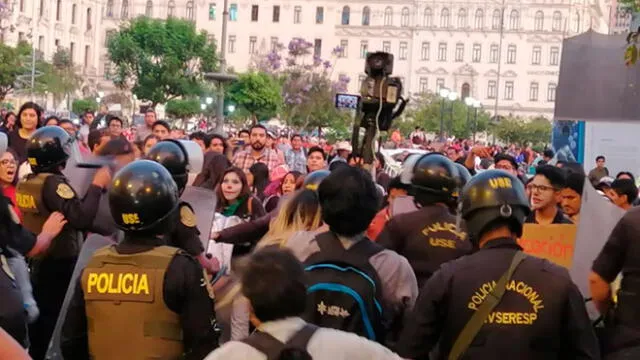 Metropolitano: PNP dispersa a escolares que protestaban para que pasaje retorne a 50 céntimos [FOTOS y VIDEO]