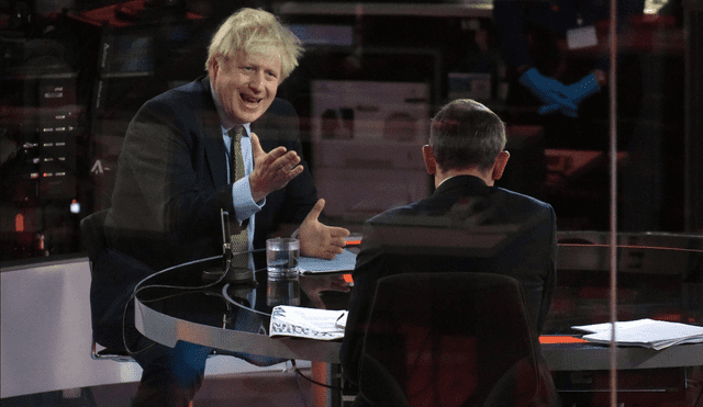 El primer ministro, Boris Johnson, habló sobre el avance de la pandemia en Reino Unido en el programa de de Andrew Marr en los estudios de la BBC en Londres. Foto: EFE