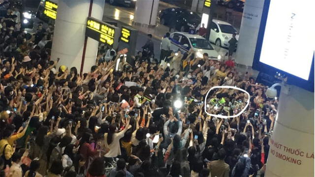 Chanyeol y Sehun en medio de estampida de fans en aeropuerto de Vietnam. Foto: Twitter