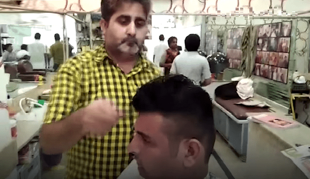 YouTube: Peluquero corta el cabello con 15 tijeras a la misma vez [VIDEO]