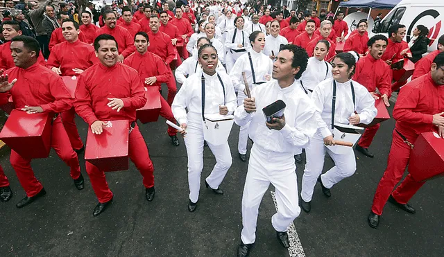 Danzas, música y gallardía en un desfile con sabor a Perú