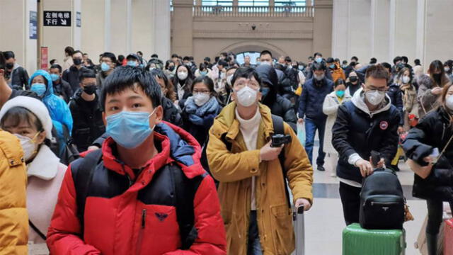Ciudadanos de Wuhan en estación de tren cuando comenzaba la epidemia de coronavirus. Foto: Getty.