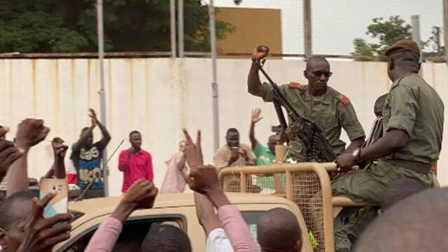 Soldados malienses celebran en la Plaza de la Independencia en Bamako (capital). Foto: AFP.