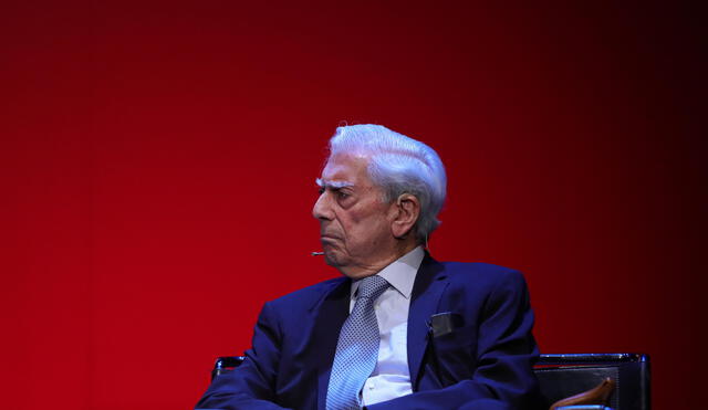 GRAF2440. MADRID, 20/11/2020.- El escritor peruano Mario Vargas Llosa esta tarde en el C�rculo Bellas Artes de Madrid, donde recibe el premio "Festival E�E 2020" que cada a�o celebra la trayectoria de un gran autor en espa�ol. EFE/JuanJo Mart�n.