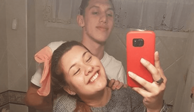 Twitter: se tomaron selfie en el baño, detalle detrás de ellos confundió a miles en Internet 