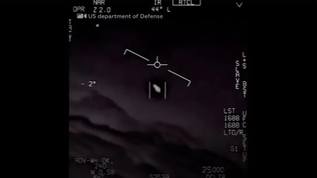 El primero de los tres avistamientos de ovni. El piloto describe la situación mientras observa el objeto no identificado. Captura de video / To The Stars.
