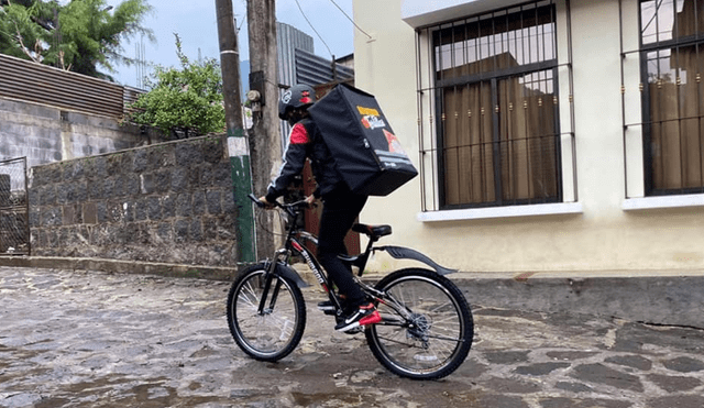 El niño recibió una bicicleta y una mochila para que pueda hacer más fácil su trabajo. Foto: Facebook