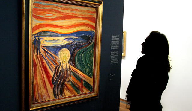Una visitante observa la famosa pintura de Edvard Munch "El Grito" en el museo Munch, en Oslo.