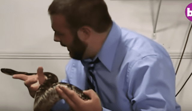 EE.UU: pastor es mordido por serpiente mientras daba sermón [VIDEO]