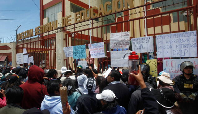 Puno. padres de familia fueron a protestar a la sede de la UGEL. Foto Juan Carlos Cisneros - LR