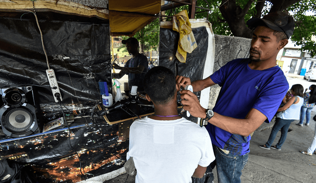 Peluqueros de la calle, el oficio de venezolanos que buscan sobrevivir ante la crisis [FOTOS]