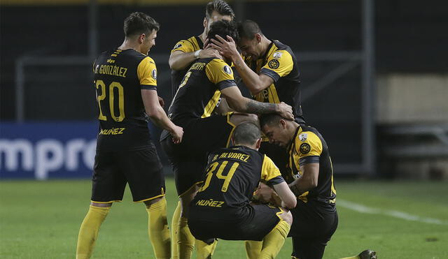 Peñarol y Atlético Paranaense se enfrentan en Montevideo por la última jornada de la fase de grupos de la Copa Libertadores. Foto: AFP