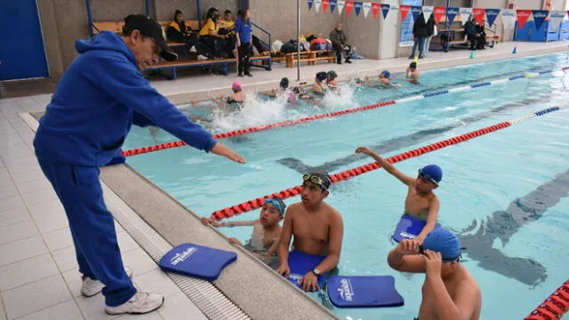 Jóvenes se preparan para competencias de natación