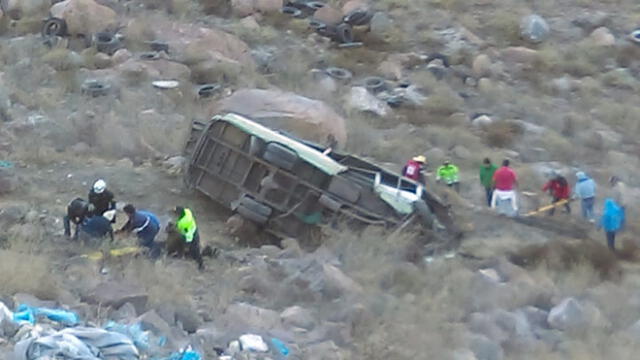 Arequipa: Custer con pasajeros cae a barranco tras choque con auto en Yura [FOTOS Y VIDEO]