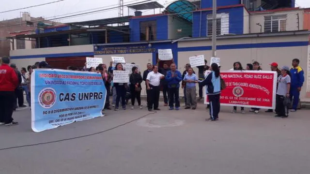 Administrativos de la UNPRG se desangran en señal de protesta [VIDEO]