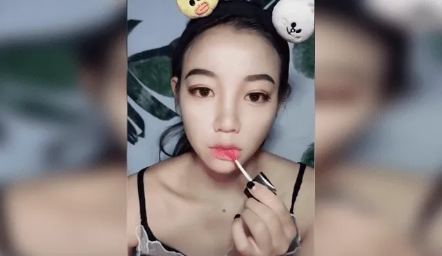 Vía Facebook: sexy joven decepciona a todos luego de quitarse el maquillaje [VIDEO]