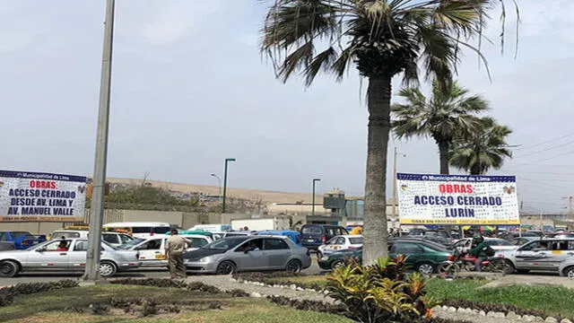 Reportan congestión vehicular en zonas aledañas a cementerios en Lurín
