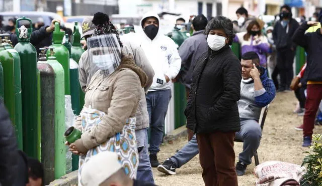 Se registran largas colas y aglomeración en la recarga de oxigeno en el Callao / Credito: Marco Cotrina