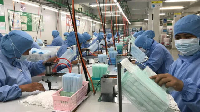 La producción de mascarillas en China. Foto: AFP.
