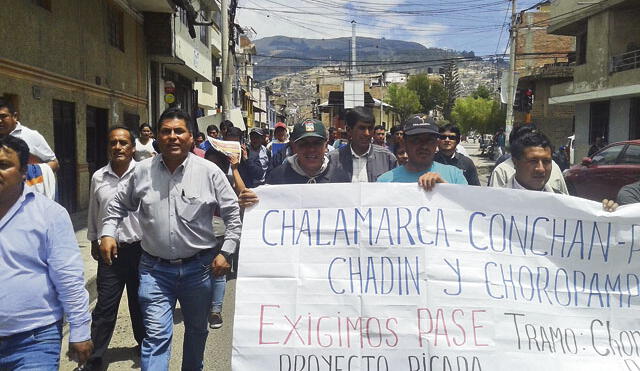 Alcaldes distritales de Chota marcharon a sede regional para exigir asfaltado de vía