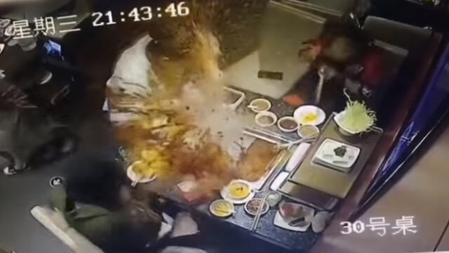 Pánico por explosión de olla hirviendo en el rostro de camarera cuando atendía a clientes