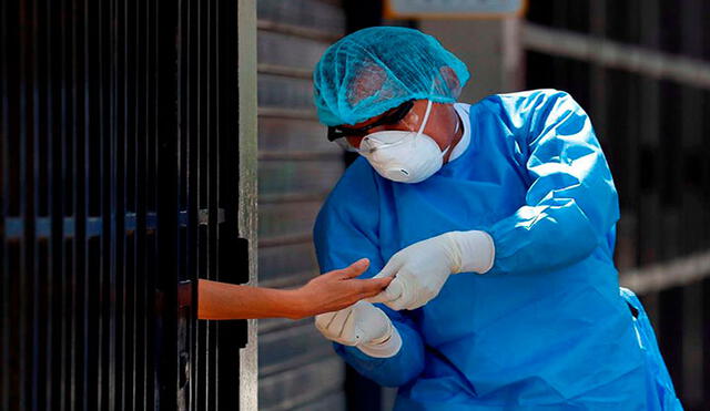 Trabajadores del Ministerio de Salud toman muestras a domicilio para pruebas de coronavirus en Lima. Foto: EFE