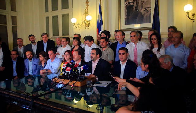 En conferencia de prensa, parlamentarios del oficialismo y oposición anunciaron el acuerdo que hace historia en Chile. Foto: La Tercera.