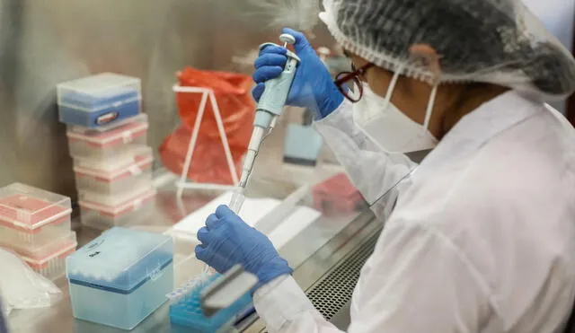 Los investigadores extraen el ARN de las muestras de coronavirus que les envía el INS. Foto: Antonio Melgarejo.