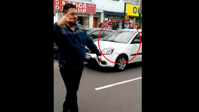 Madre denuncia por Facebook que chofer estacionó su auto en medio de la pista. Créditos: Captura.