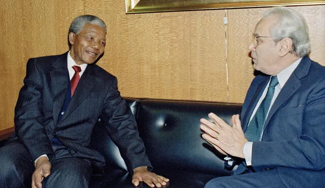 Javier Pérez de Cuéllar y Nelson Mandela, luego de que el diplomático peruano mediara en un conflicto entre Estados Unidos y Sudáfrica por la causa de Namibia.