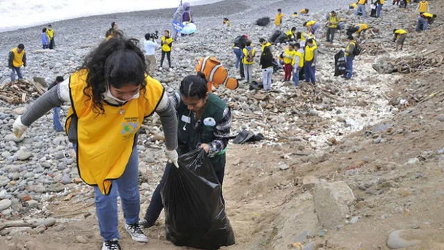 Pescadores limpiarán la basura flotante del mar de las playas del Perú