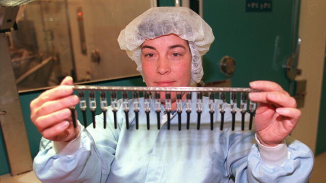 Fotografía tomada el 8 de enero de 1998 en la planta química Merieux-Connaugth en Marcy-L'Etoile, cerca de Lyon (suroeste de Francia) de vacunas Pentacoq. Foto: AFP