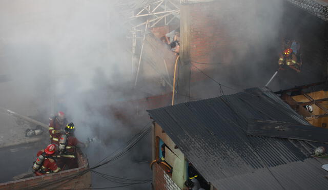 Otro incendio en galería del Cercado de Lima alarma a comerciantes y bomberos