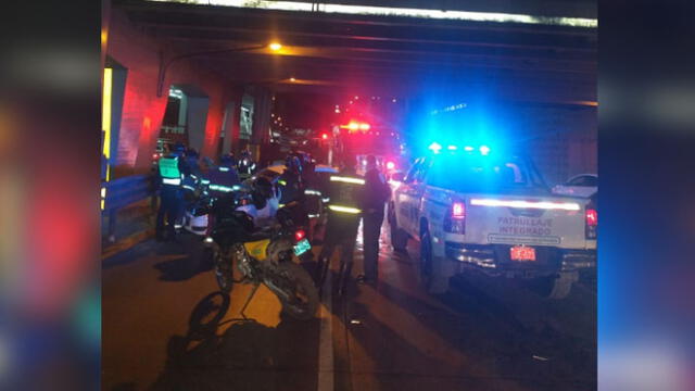 Serenos y bomberos atendieron a la víctima, quien presenta varias lesiones en el cuerpo. (Foto: Difusión)