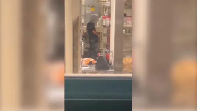 Captan a trabajador orinando en la cocina de famoso restaurante [VIDEO] 